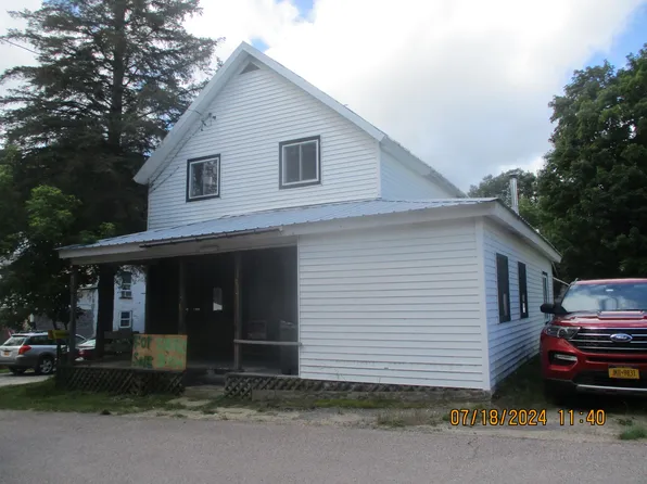 9 Prospect St, Saint Regis Falls, NY 12980