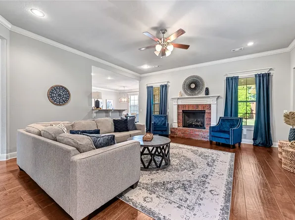 6510 S 49th St, Rogers, AR 72758