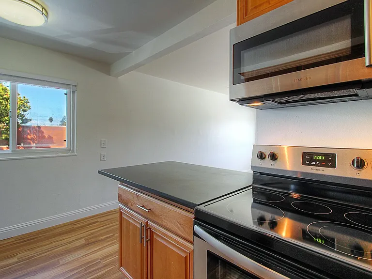 805 W 9th St — Photo 13