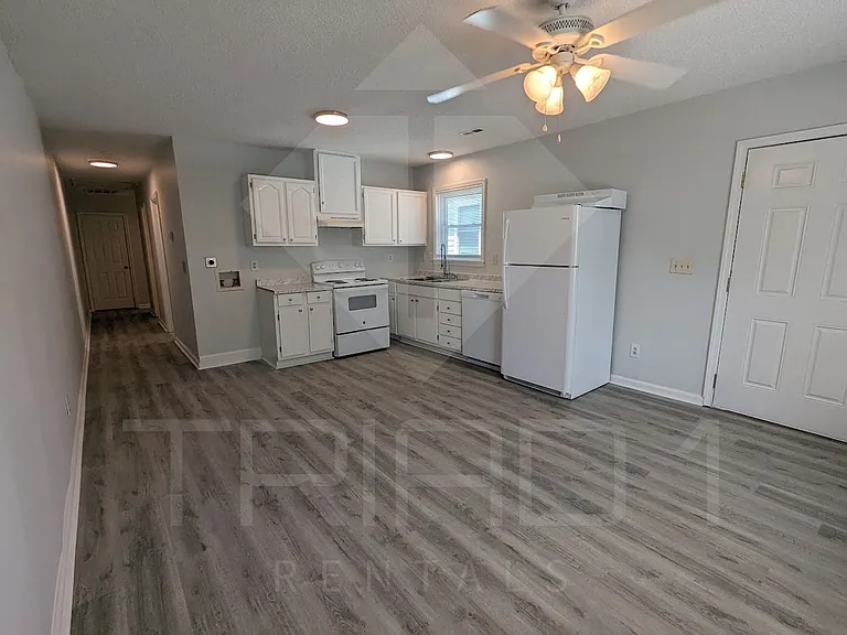 1001 E Bragg St — Photo 9