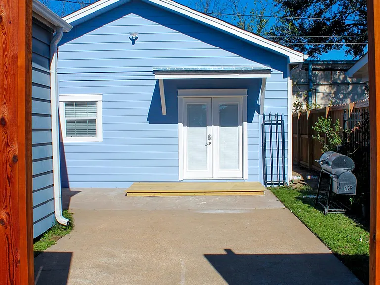 View of the shared courtyard between cedar fence entry and the cottage.
Utilities included in the rent (water, electricity, internet).