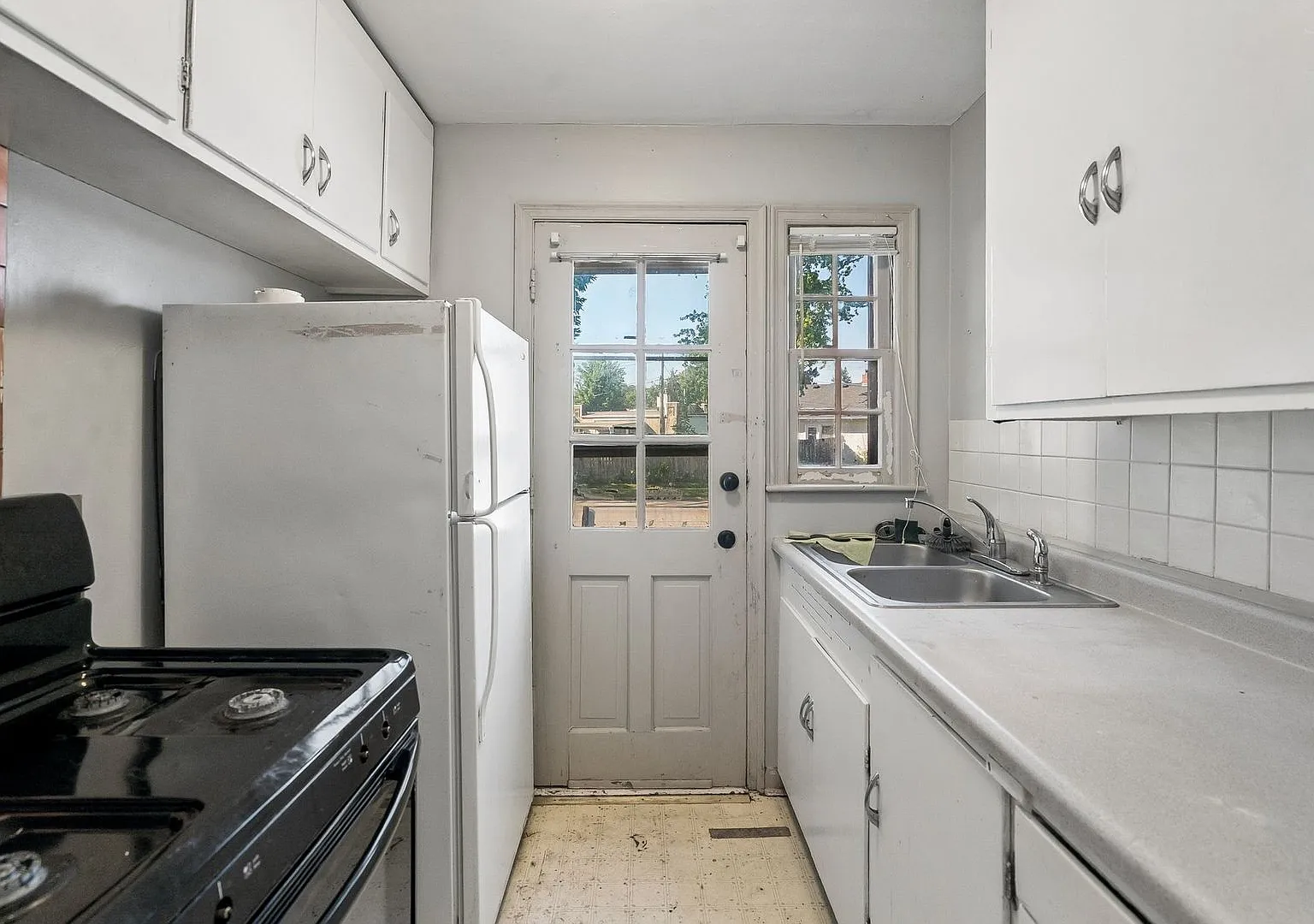 Charming 1 Bedroom! — Photo 4