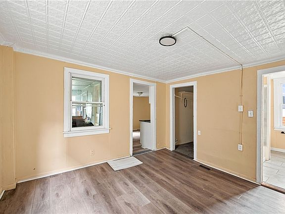 5th image of 143 York St