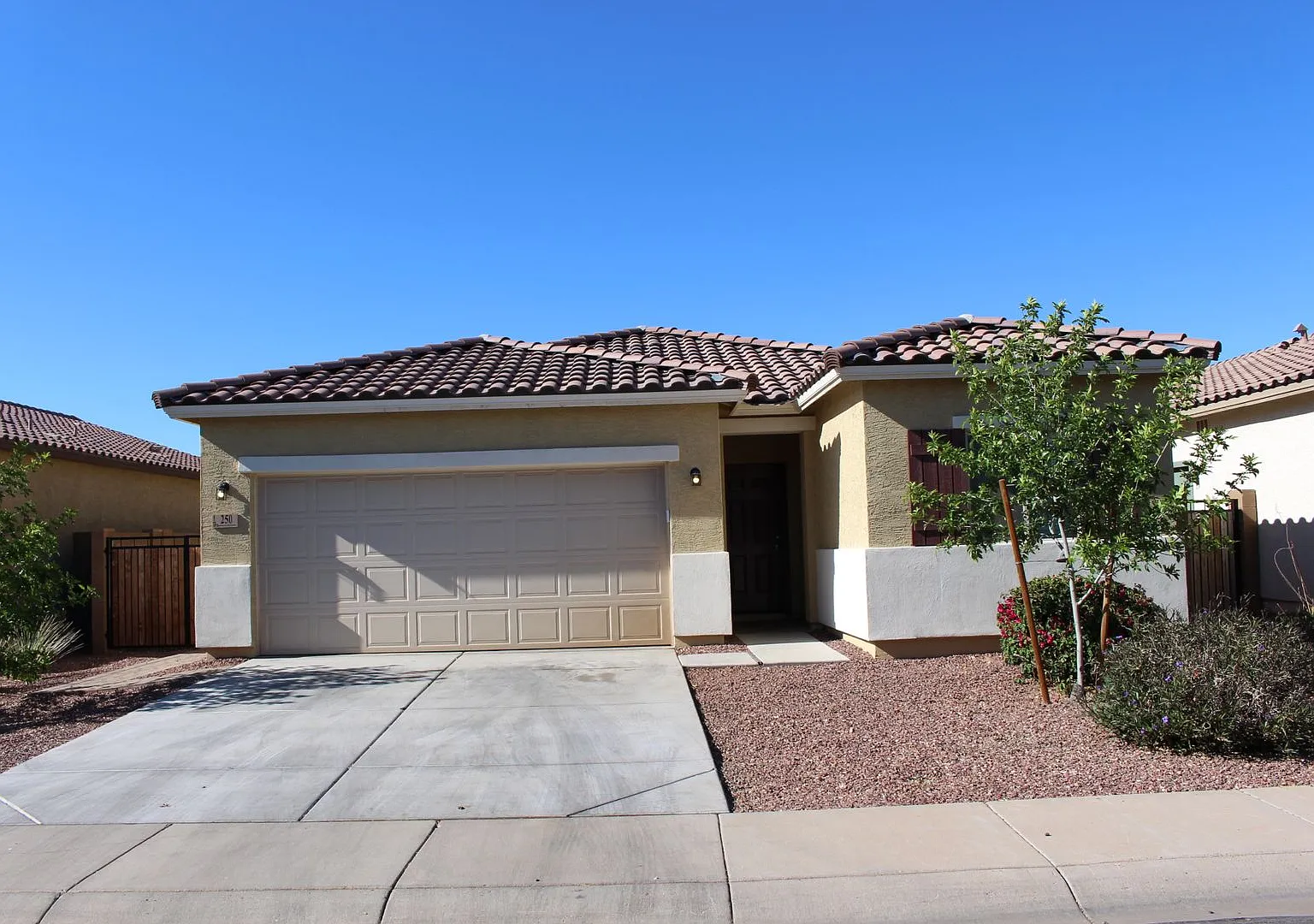 Single Story 4 bedroom 2 bath Villago Community — Photo 1