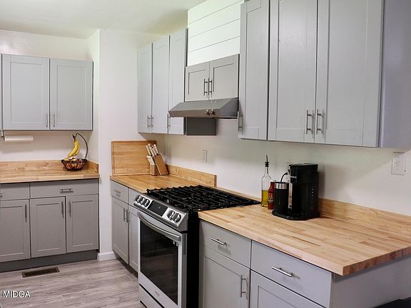 5th image of 220 Cedarwood Dr
