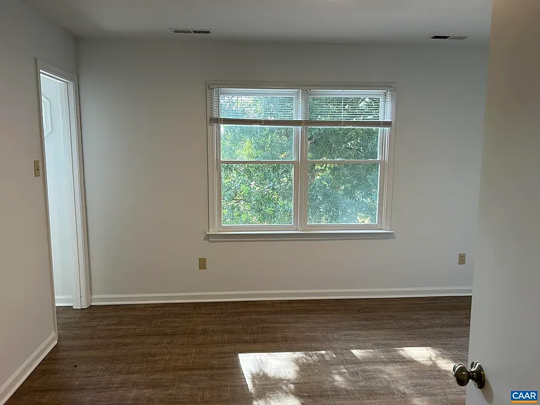 943 Rives St — Photo 14