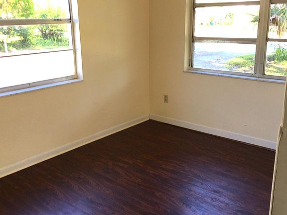3rd image of 486 NE Crystal St