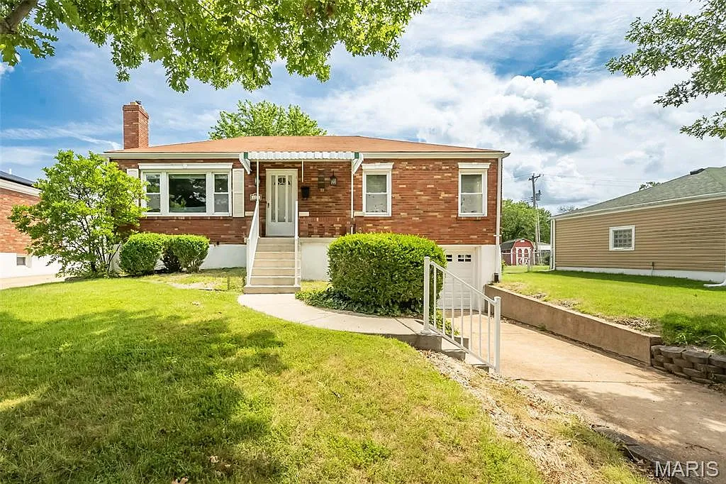 1025 Roxbury Dr photo 1