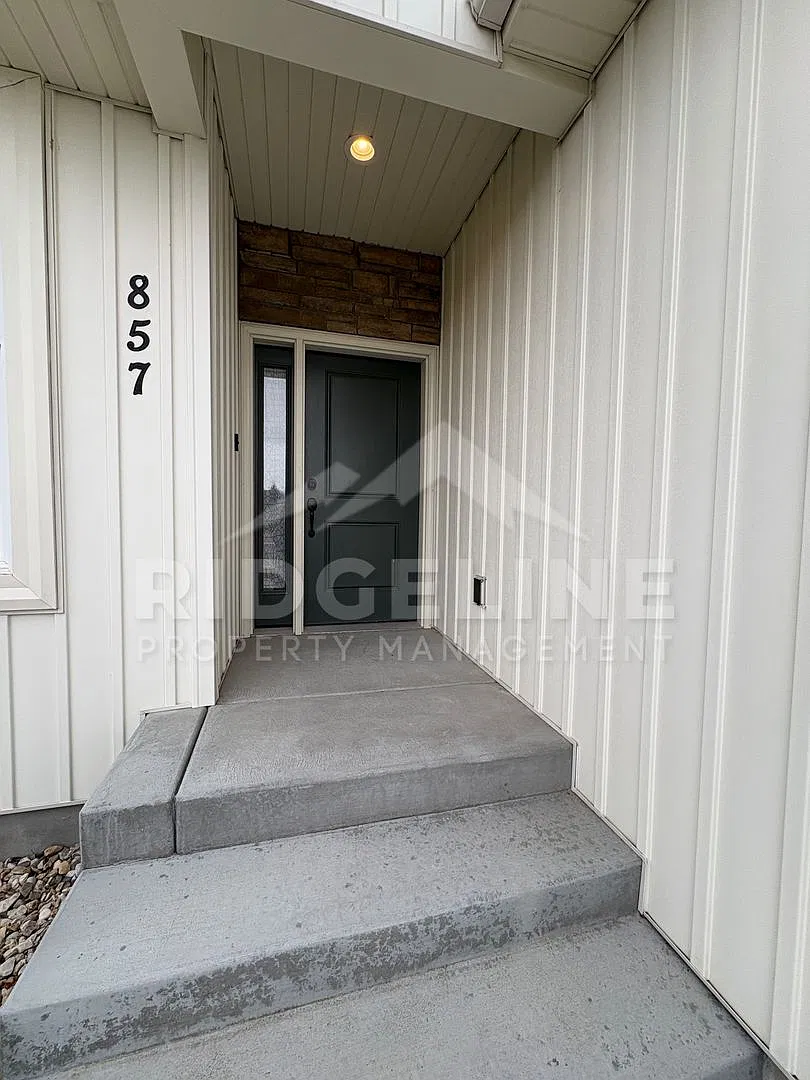 Spacious 6-Bedroom Home with 4-Car Garage & Fully Fenced Backyard! — Photo 3