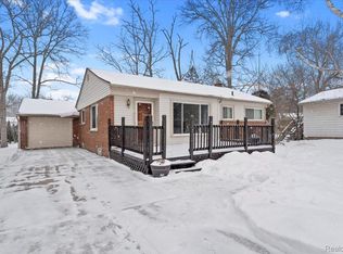 28706 Southpointe Rd, Grosse Ile, MI 48138