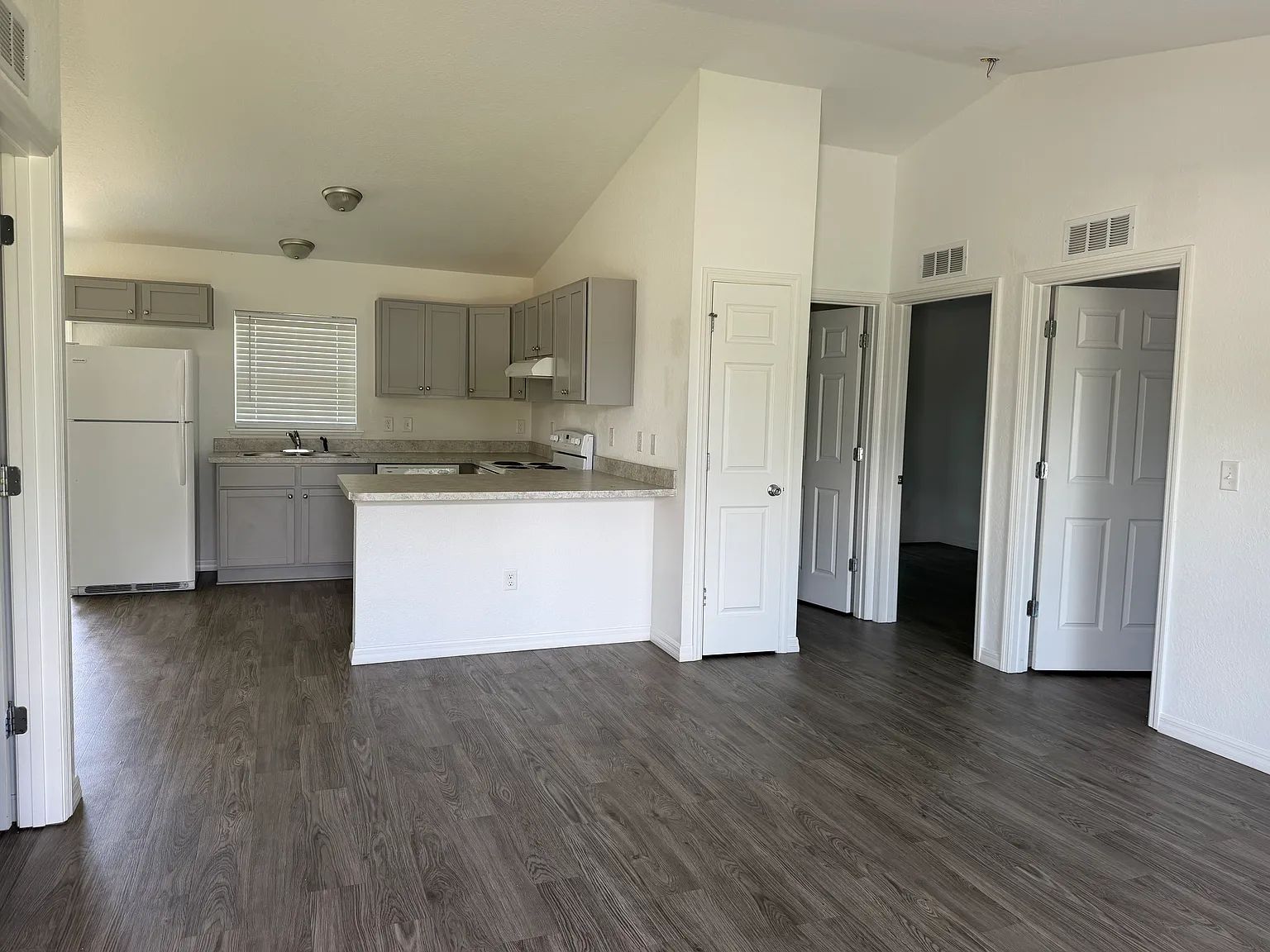 3 bed, 1290 sqft, $1,700 — Photo 2