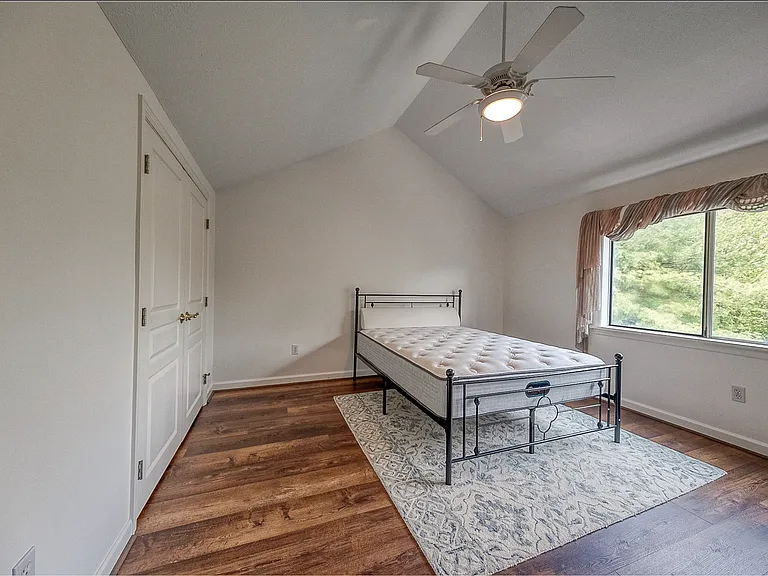 618 Essex Ct — Photo 21