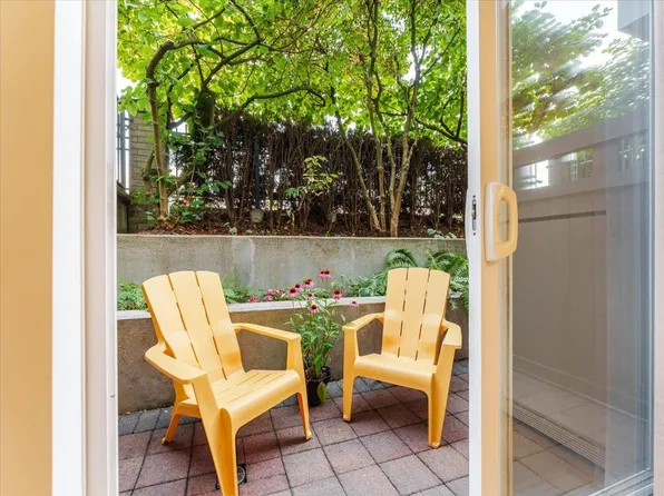 288 Saint Davids Ave #12, North Vancouver, BC V7L 4X2