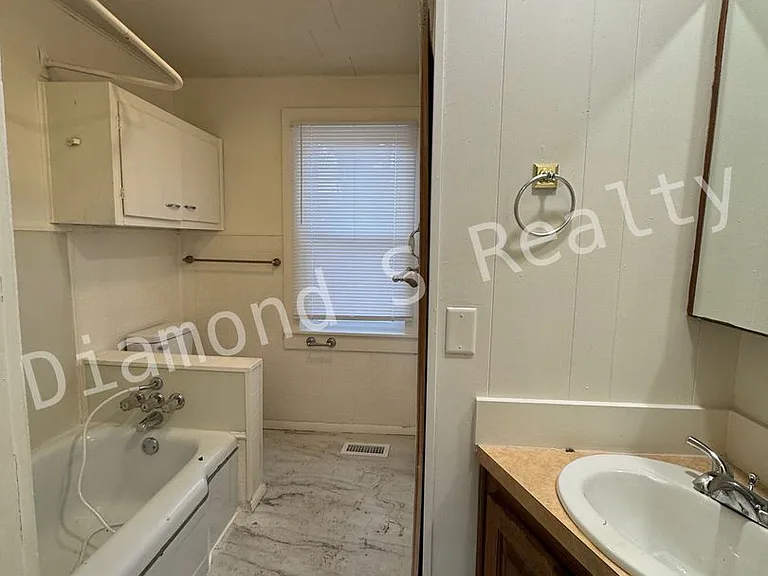 2711 W Olive St — Photo 8