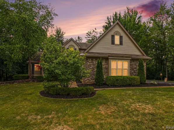 930 Chemung Forest Dr, Howell, MI 48843