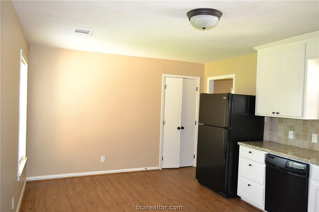 5 bed, 1902 sqft, $2,655 — Photo 3