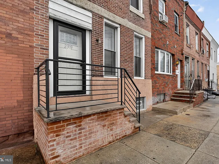 2319 E Somerset St — Photo 28