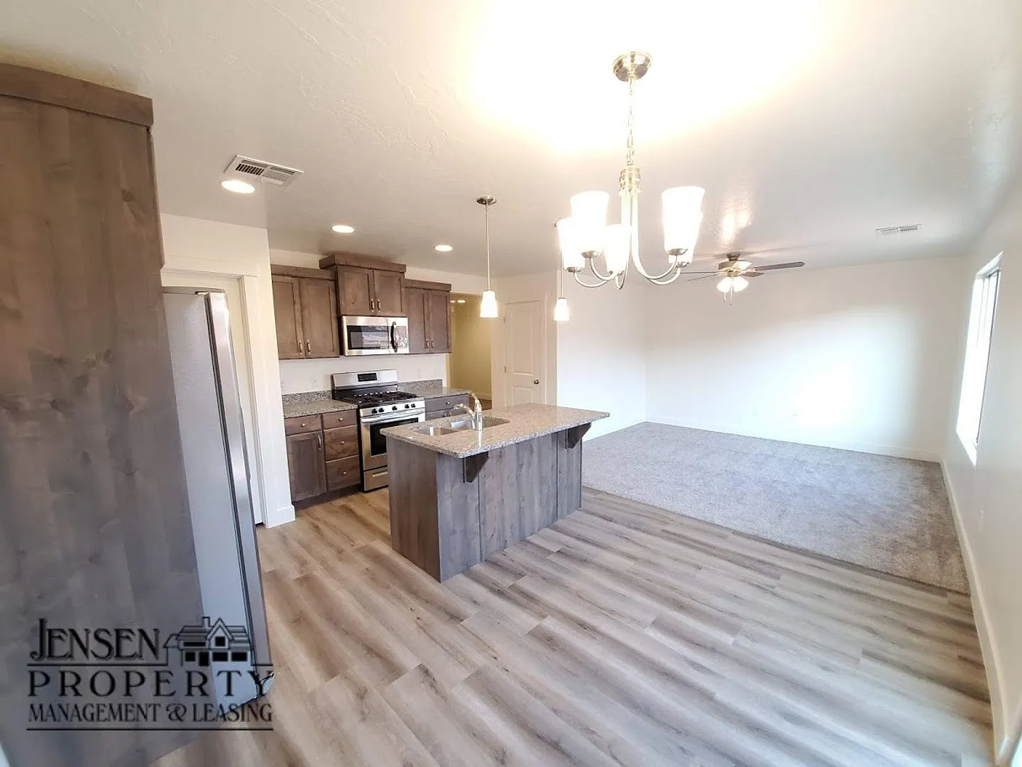 4 Bedroom Home in Desert Bluffs — Photo 3