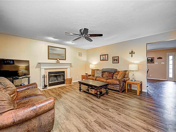 5th image of 13579 Sweet Briar Pkwy
