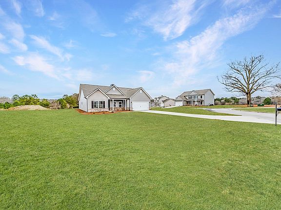 2nd image of 104 Oakwood Dr