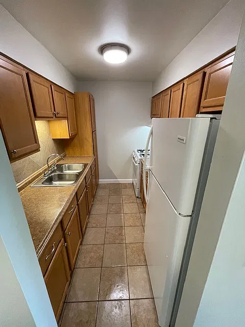 Lynwood Apartments - 932-E — Photo 1
