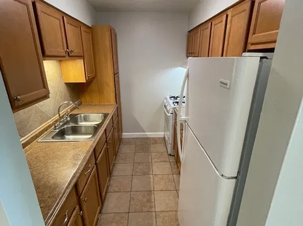 Lynwood Apartments - 932-E, 932 W Rollins Road932 E, Round Lake, IL 60073