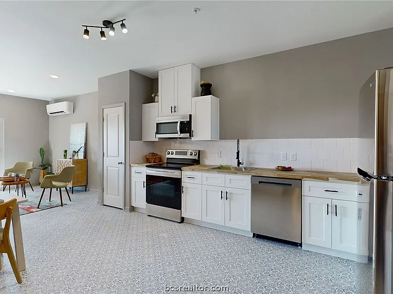 101 W 33rd St #102 — Photo 4