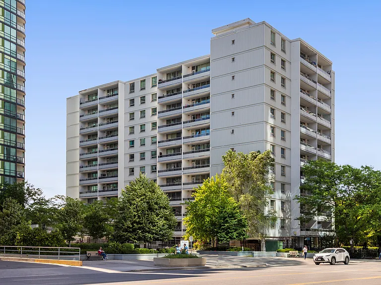 5754 Yonge St — Photo 8