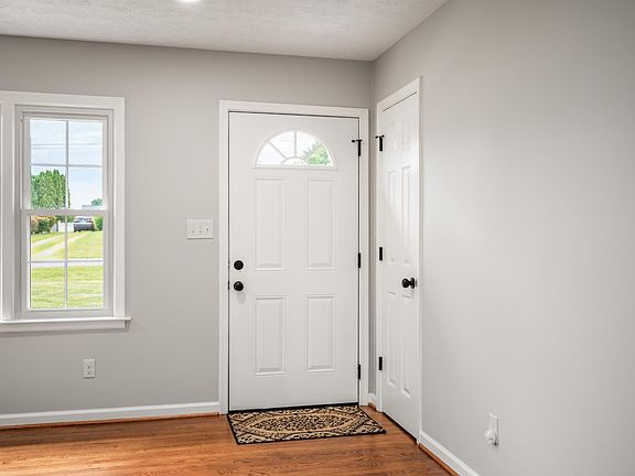 5th image of 203 Maple Hills Dr