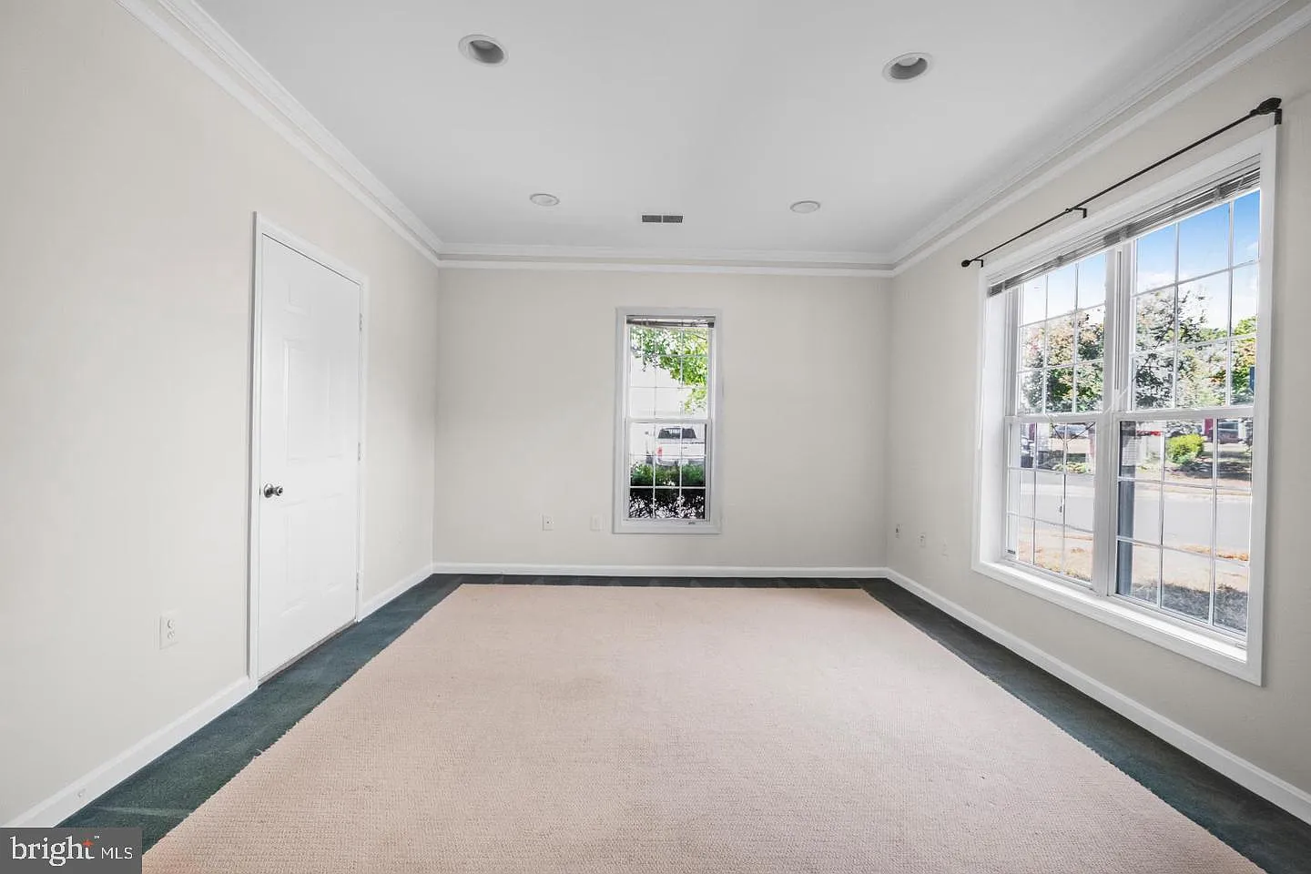 3 bed, 3.5 bath, 1372 sqft, $2,700 — Photo 4