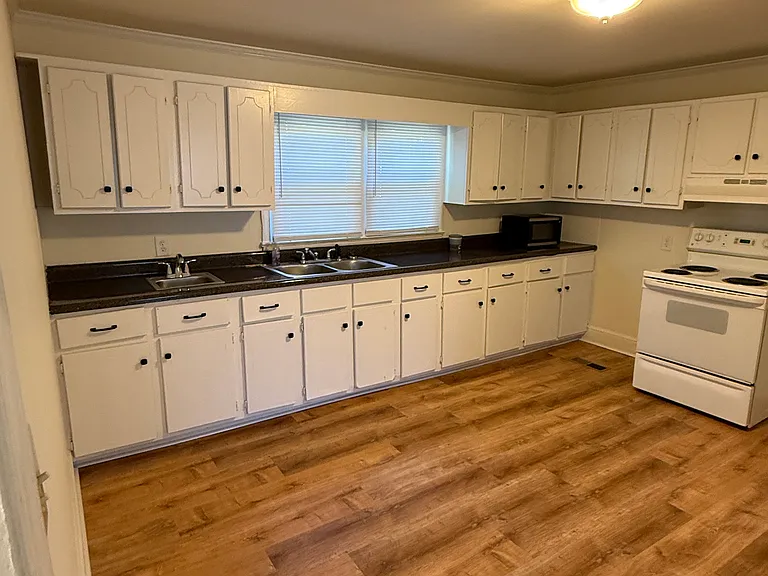 209 Cecil Dr — Photo 5