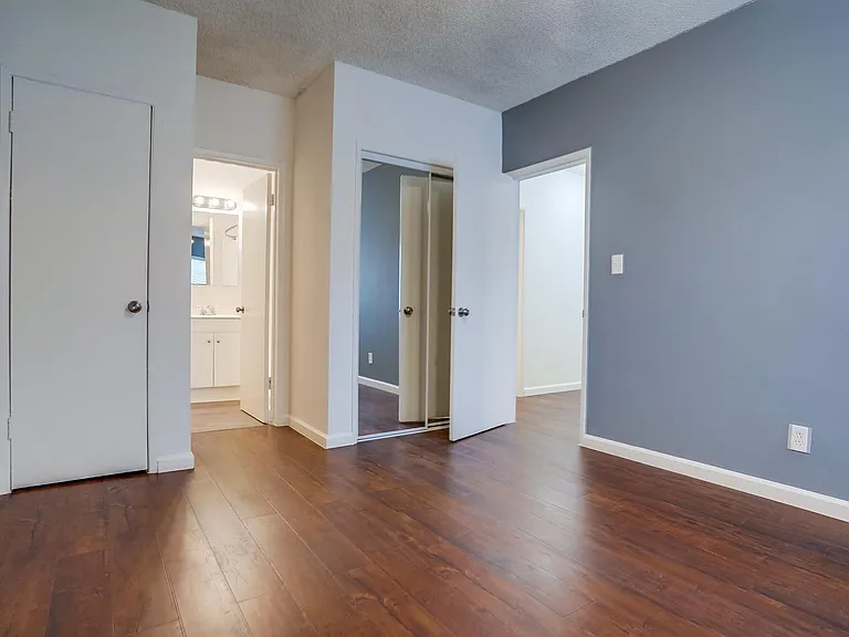 537 W Hyde Park Blvd — Photo 13