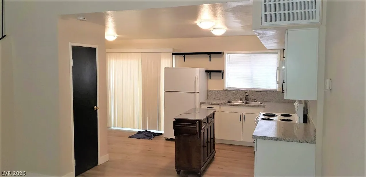 1 bed, 1.0 bath, 702 sqft, $1,085 — Photo 2