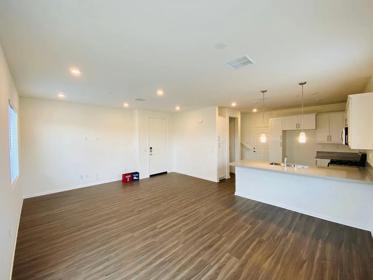 3 bed, 2.5 bath, 1586 sqft, $2,990 — Photo 4