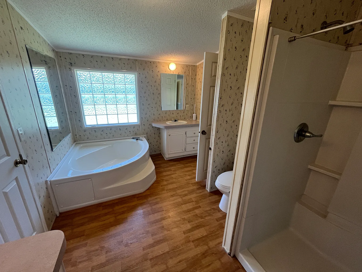 4 bed, 2052 sqft, $1,995 — Photo 3