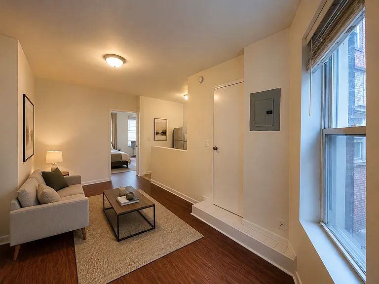 522 E 11th St #8 — Photo 3