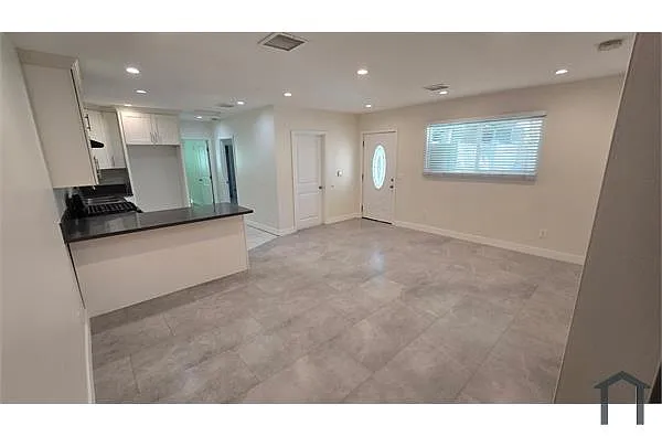 Building Photo - 6724 Simpson Ave #HALF