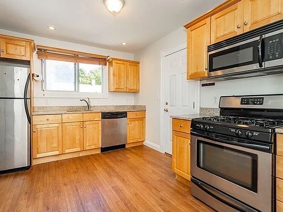 4th image of 124 Selden St