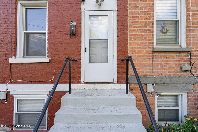 4th image of 413 Broadway