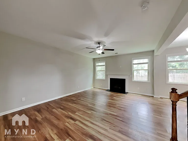 541 Lanier Ct — Photo 4