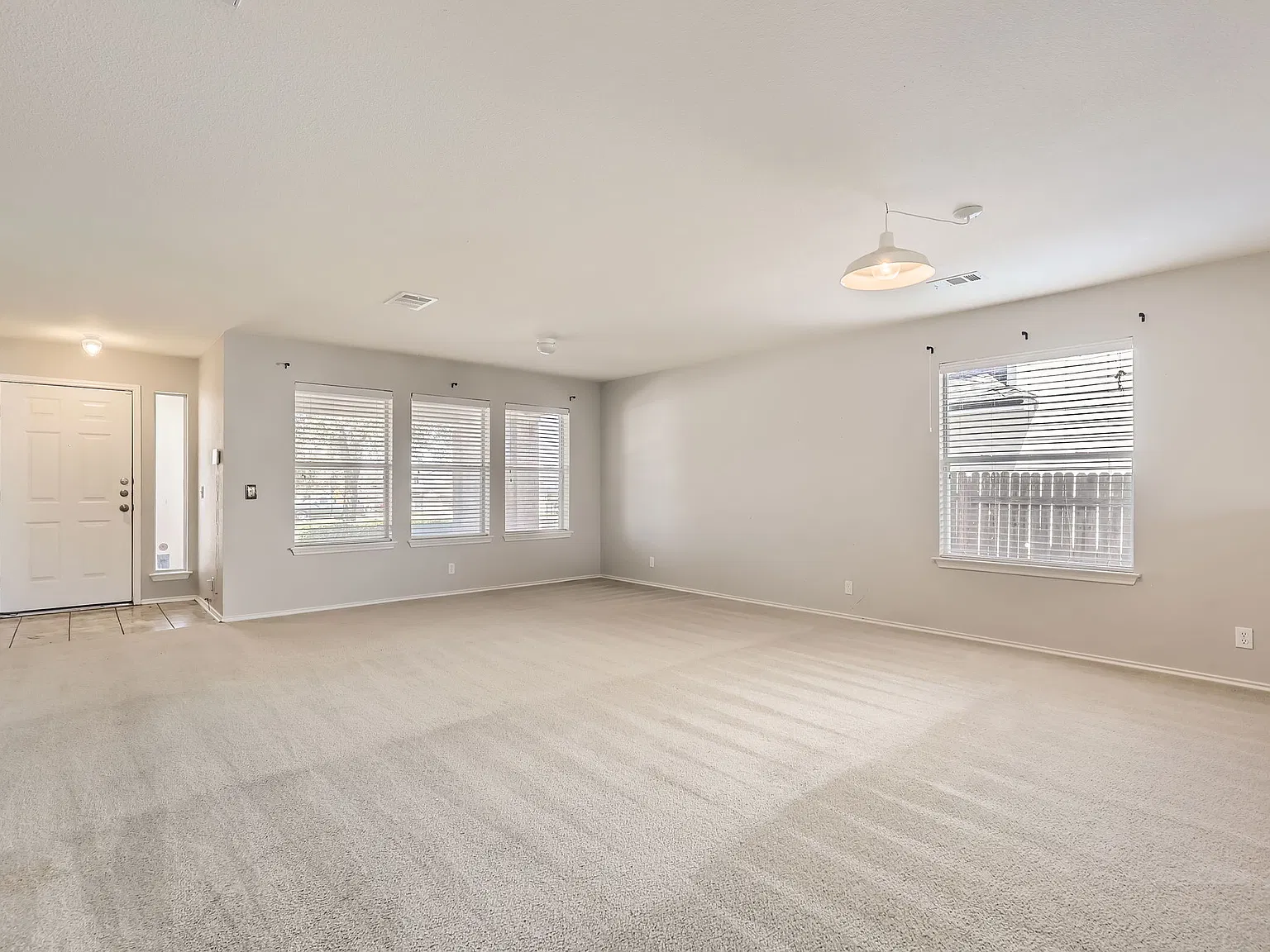 5 bed, 2912 sqft, $2,300 — Photo 2