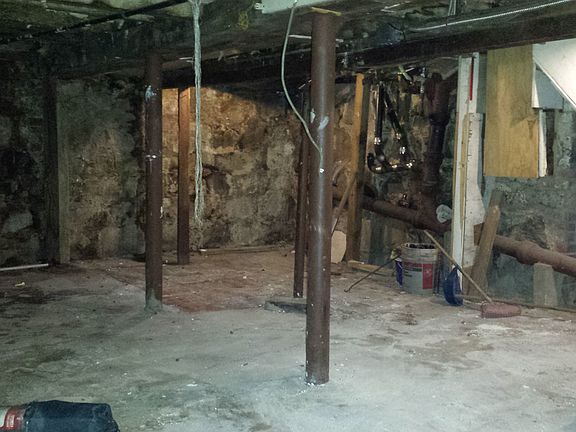 3rd image of 115 Stanhope St #By Owner