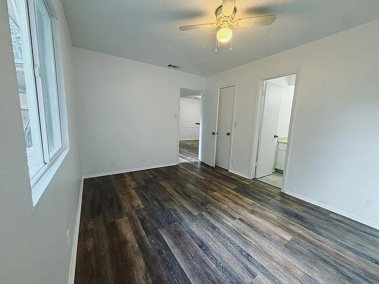 9906 Hundred Oaks Cir #B — Photo 22