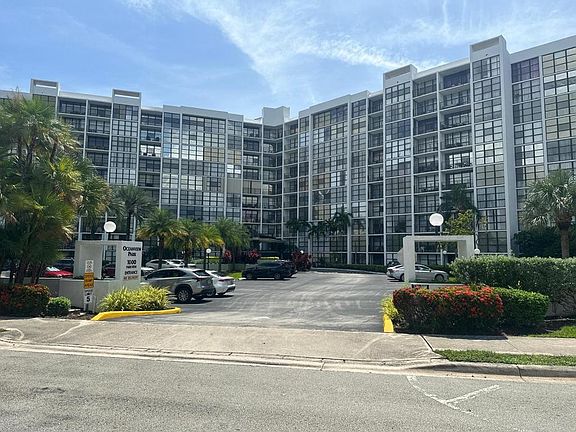 5th image of 1000 Parkview Drive #102