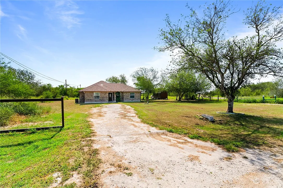 4 bed, 2.0 bath, 1553 sqft, $2,200 — Photo 2