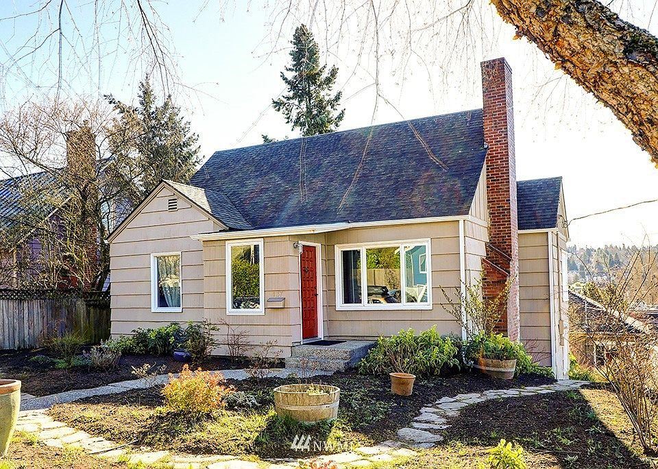Large 5,000 dqft lot with mature garden complete with blueberry bushes and fruit trees