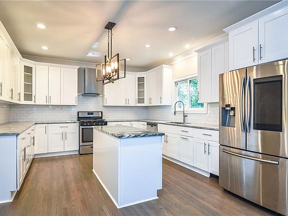 5th image of 1305 Idlewyld Dr