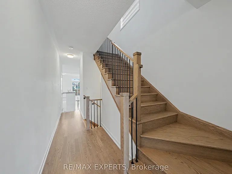 159 Haldimand Cres — Photo 2