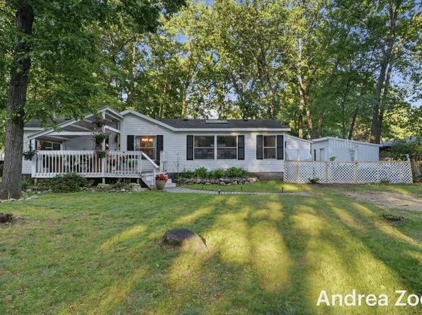 1705 Archwood Dr, Wayland, MI 49348