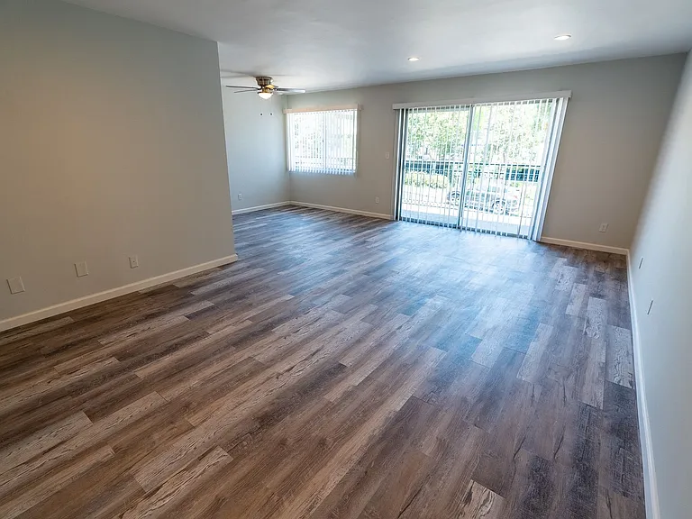 1635 North Martel Avenue — Photo 8